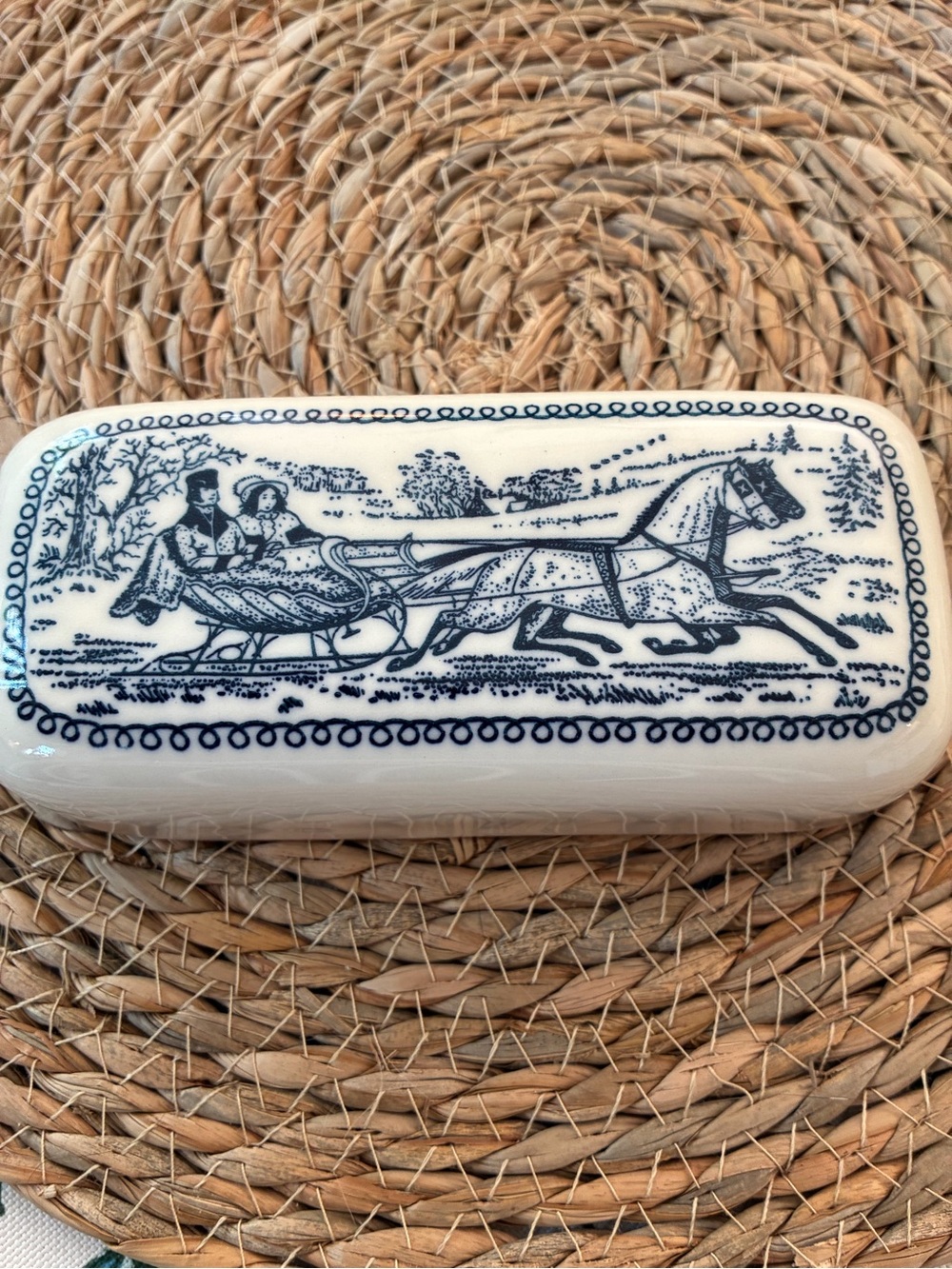 Vintage 2-piece butter dish Royal China blue & white Currier & Ives pattern. - Picture 2 of 3